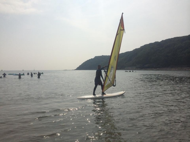  Fare windsurf intorno all'area