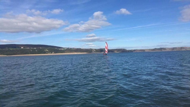  Barca a vela da lontano