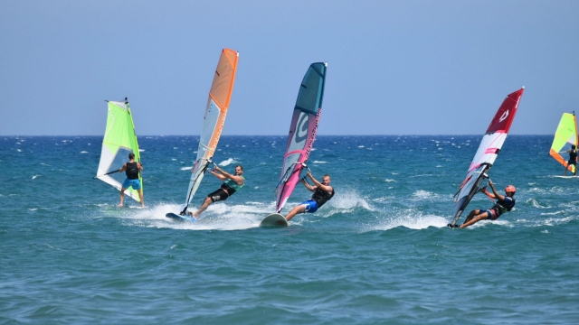 Um grupo de pessoas que desfruta de Windsurf 