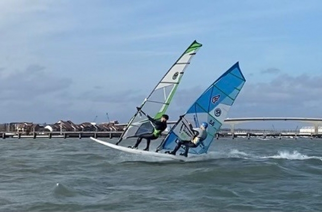  Il windsurf è uno dei migliori sport acquatici di sempre
