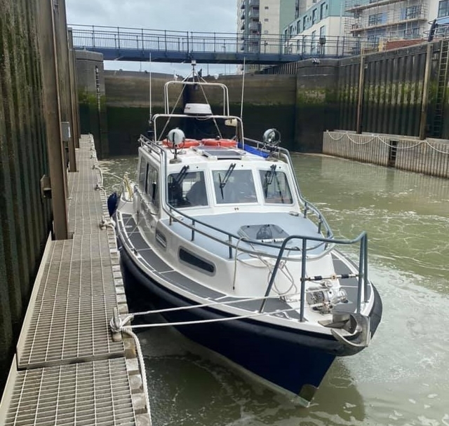  barco a motor em espera
