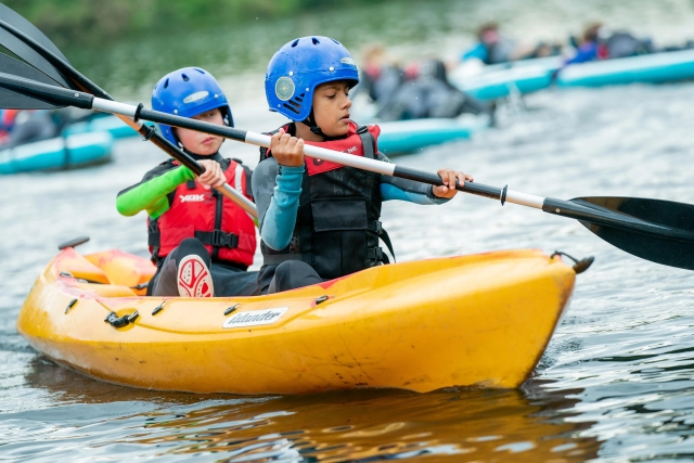  Les enfants sont également les bienvenus pour faire du kayak. 