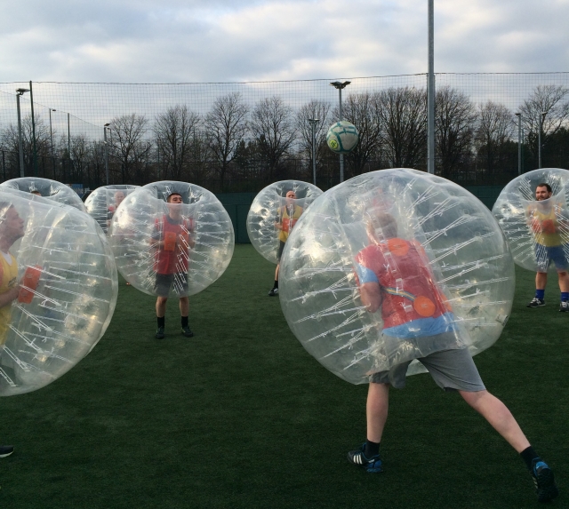  El inicio del hermoso juego de fútbol burbuja.