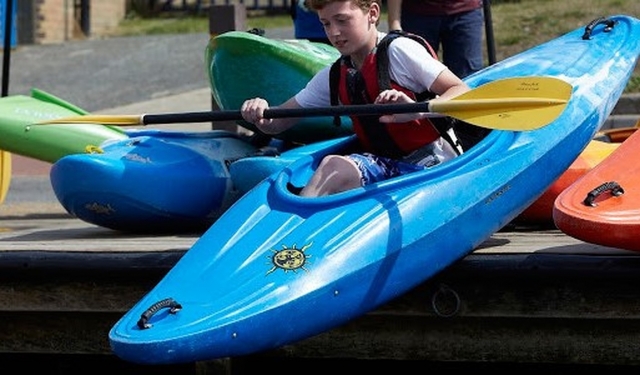  Vorbereitung zum Kajakfahren auf dem Wasser