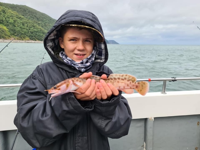  Ragazzino carino con un pesciolino 
