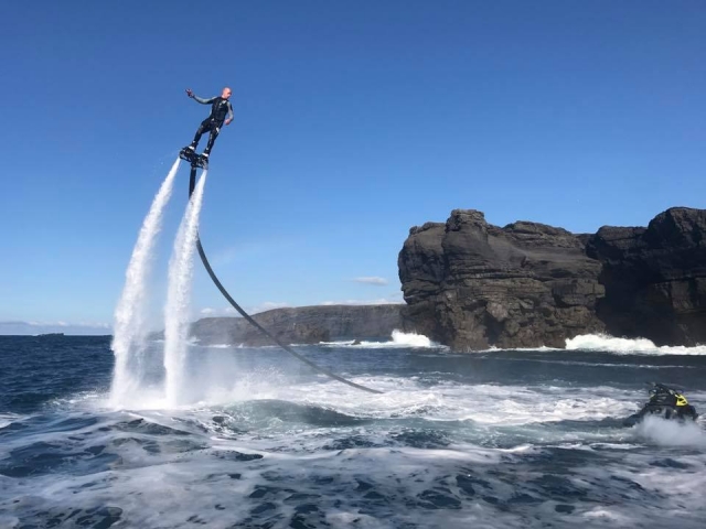 漂浮在水面上 
