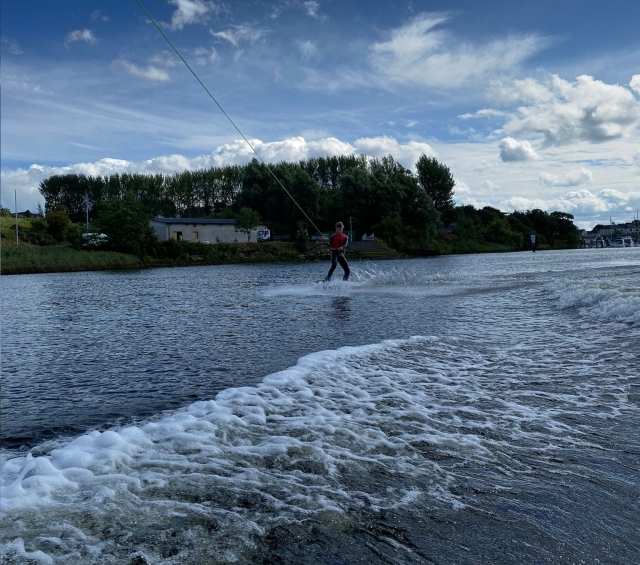  Vieni a vivere le nostre avventure di wakeboard 
