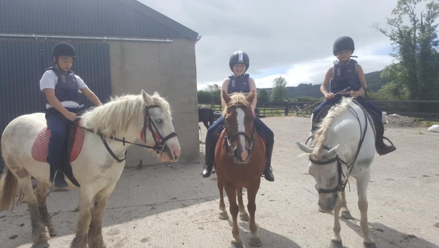  Les enfants se préparent pour notre expérience d'équitation de 2 heures 