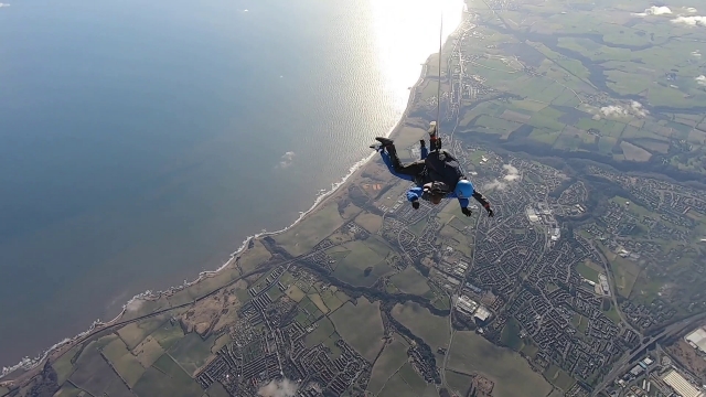 Enjoy a unique tandem skydiving