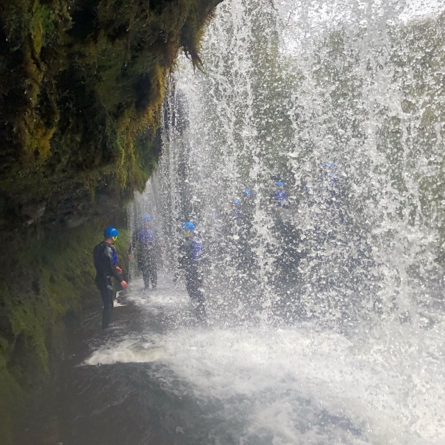  Genieße die Wasserfälle 