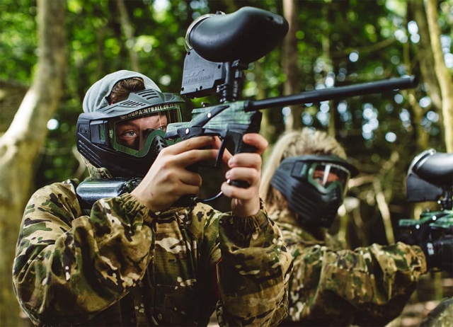  Tendo um jogo divertido com amigos 