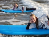 2 ore di lezione di surf privata per famiglie a Freshwater West