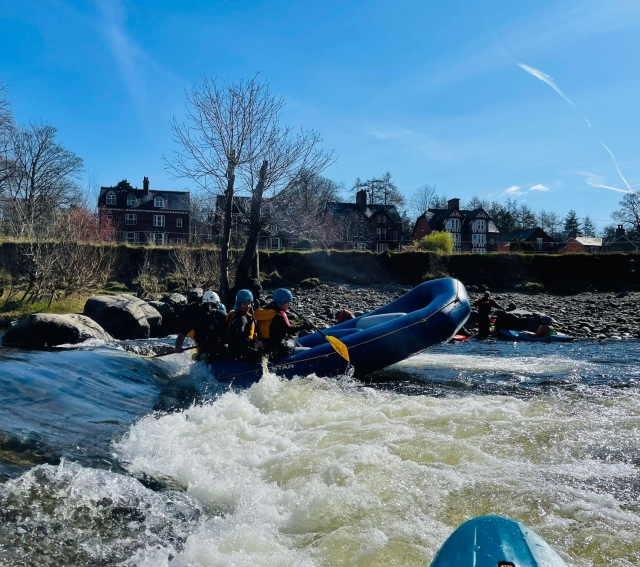  Raft le long de la rivière