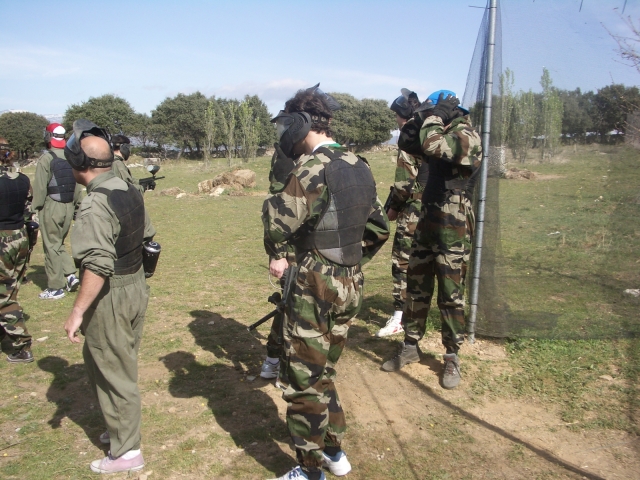  Raduna i tuoi amici per giocare a paintball 