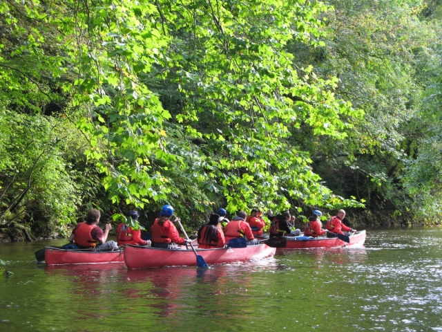  Ven a andar en canoa con amigos 