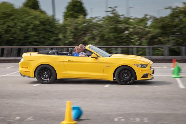  Desfrute de um passeio divertido em um Mustang 