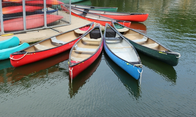  Salta su una canoa
