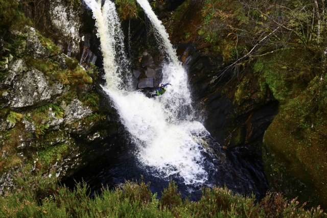 Siente la emoción con un salto en cascada 