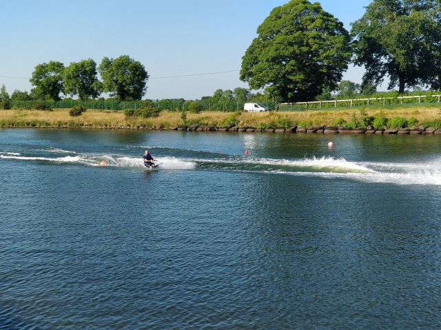 Profitez d'un dar dans le lac 
