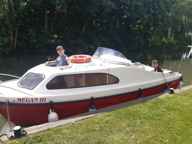 Divertimento in famiglia sul fiume 