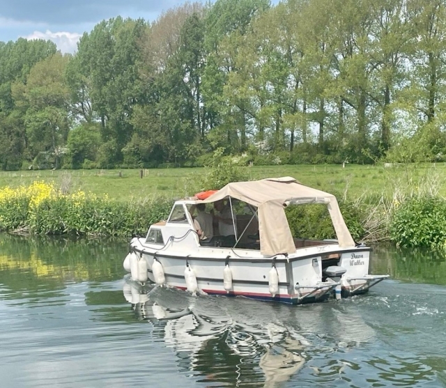  Bellissimo scenario lungo il fiume 