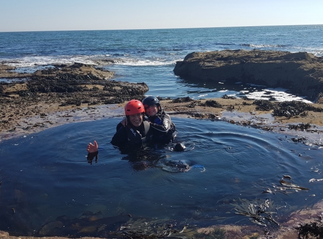  Jugando en los estanques de rocas 