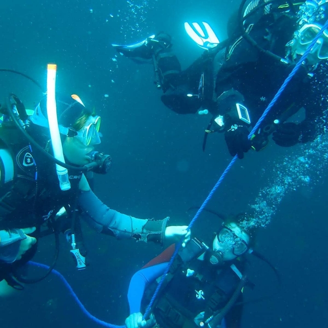 Explorando embaixo do oceano