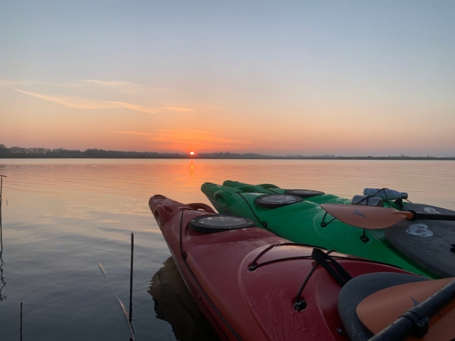  Kayaks au coucher du soleil 