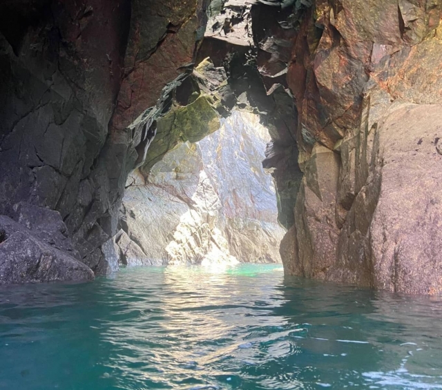  Esplorando alcune grotte 