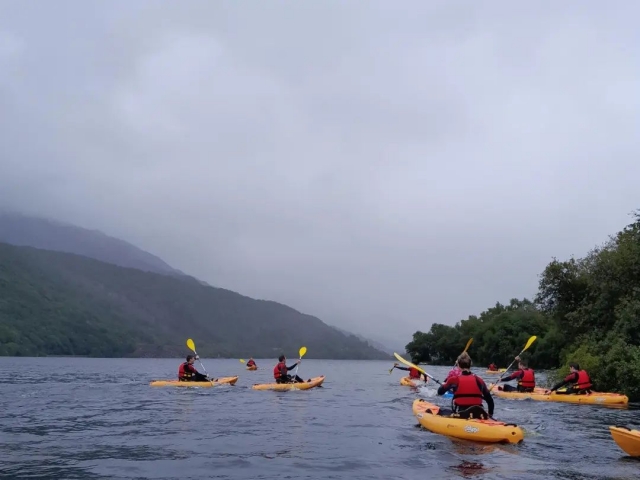  在 Llyn Padarn 上划皮划艇 