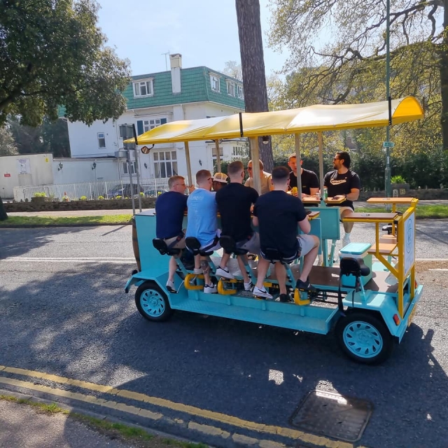  Disfruta de una divertida experiencia en bici de cerveza con tus amigos 
