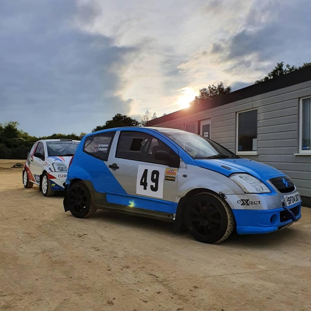  Rallyeautos auf Wettbewerbsniveau