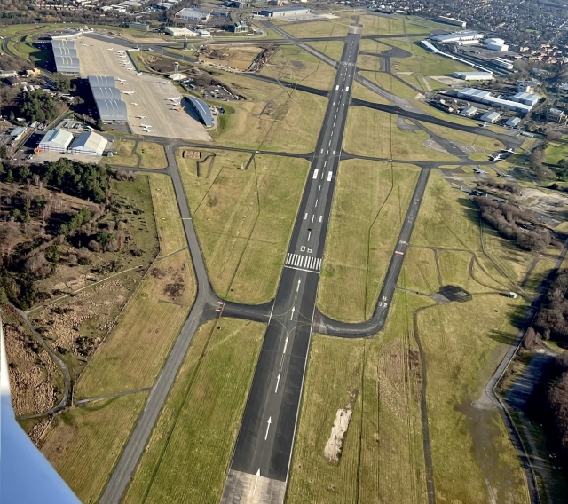 Dare to try our flying experiences