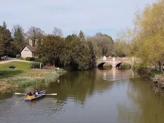 Ruderbootverleih auf dem Fluss Leam für 3 Erwachsene 1 Stunde
