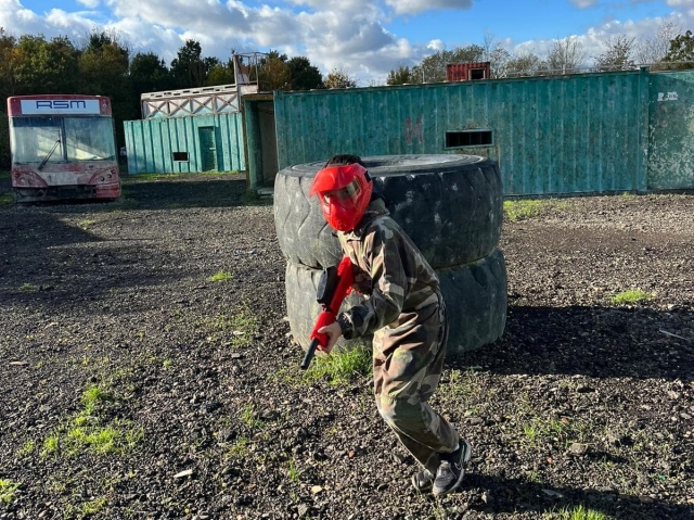  Jugar en un campo de paintball de tamaño completo 