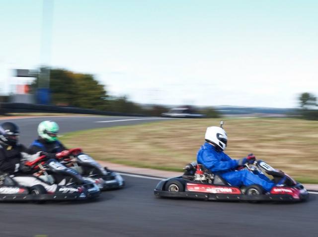 Carrera de karts competitiva 