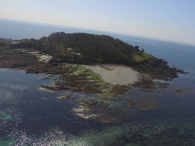  Île de Looe au large de la côte des Cornouailles