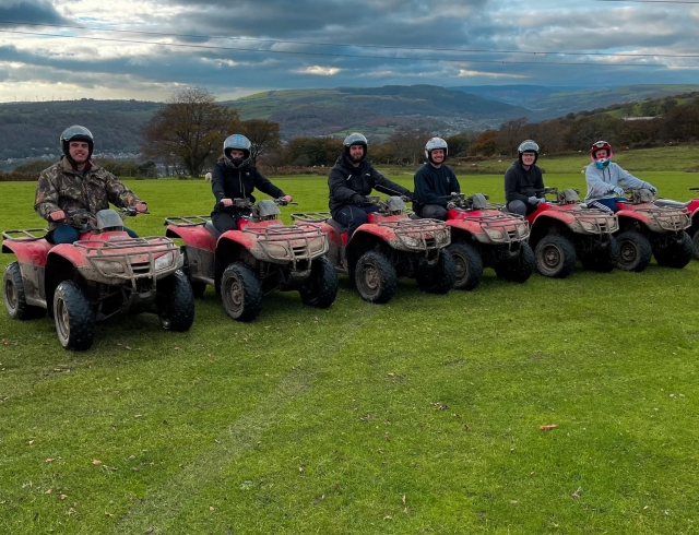 Quads dans le paysage gallois 