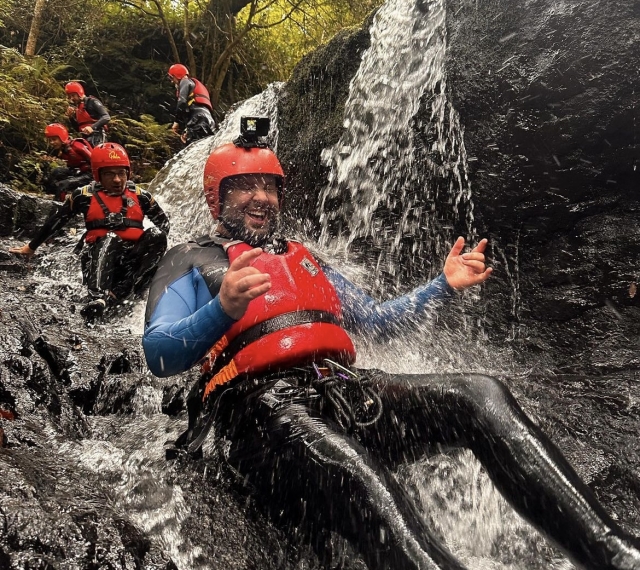  Einen Wasserfall hinabrutschen 