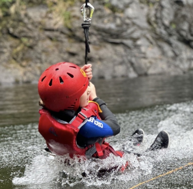  Seilrutsche über das Wasser 