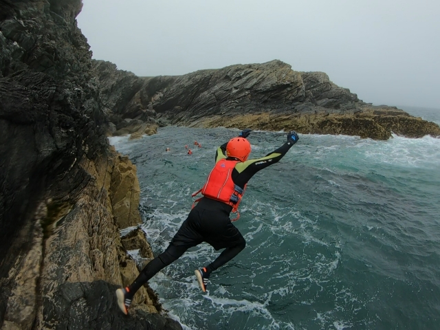  Saut de roche d'un des membres de notre groupe 