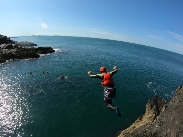  Sauter dans le bleu eaux du Pays de Galles 
