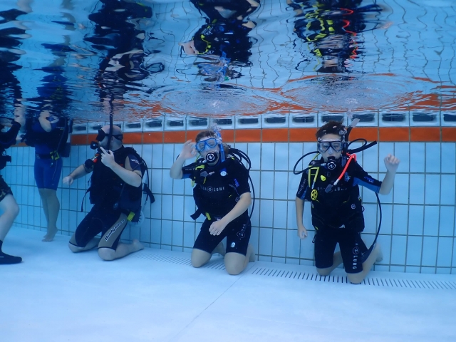  Primo tuffo in acqua indossando l'attrezzatura subacquea 