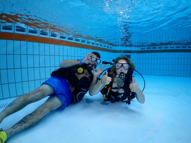 Testare l'attrezzatura subacquea nella nostra piscina riscaldata 