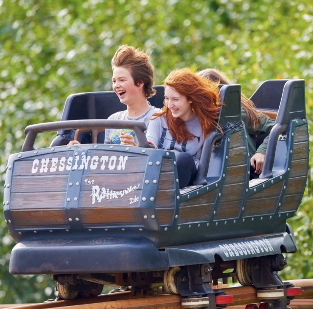  Les cheveux coulent sur les montagnes russes d'Alton Towers 