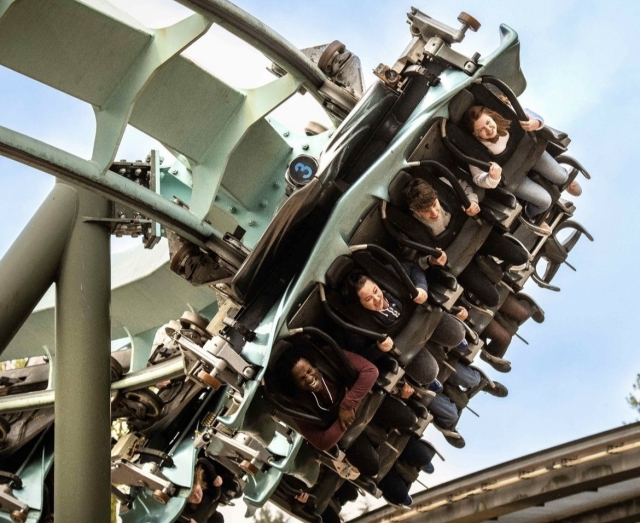  Giro de montaña rusa en el parque temático Alton Towers 