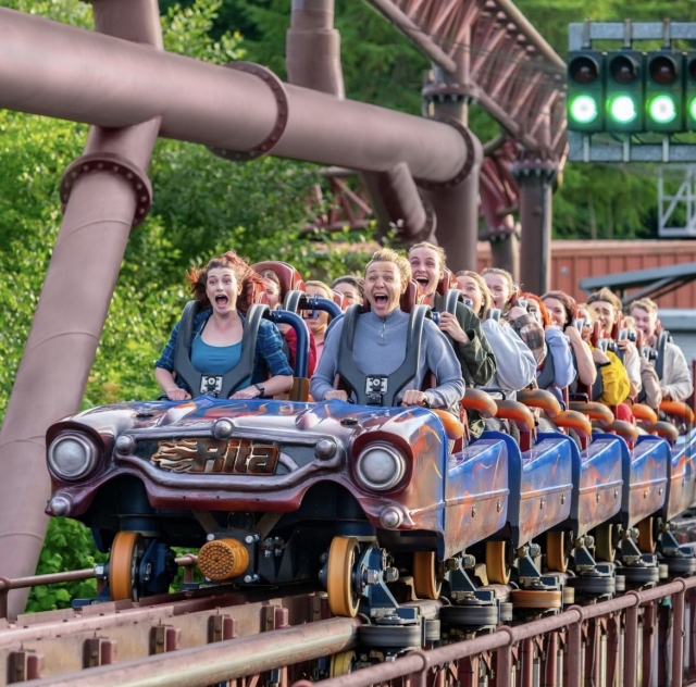  Gritando de diversión en una montaña rusa de Alton Towers