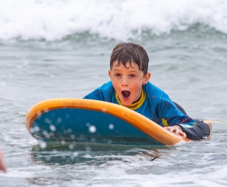 Eine Standard-Surfstunde Perranporth Beach 2 Stunden