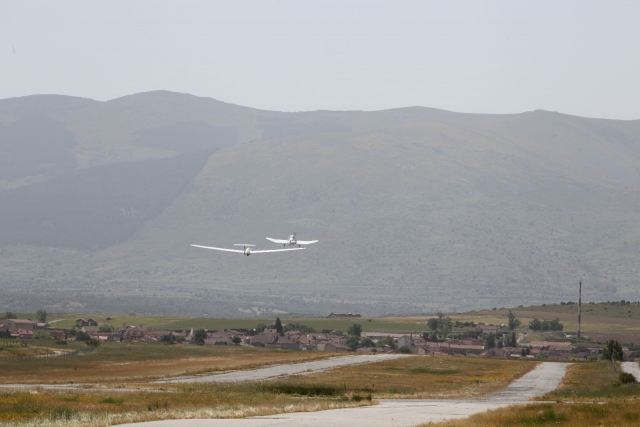 Review of LAURA about Baptism of flight in Sierra Guadarrama glider