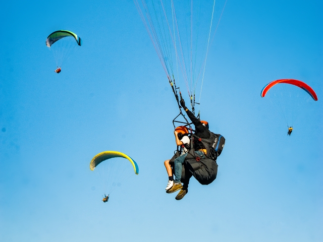 Paragliding flight over Barinatxe Beach, 30min